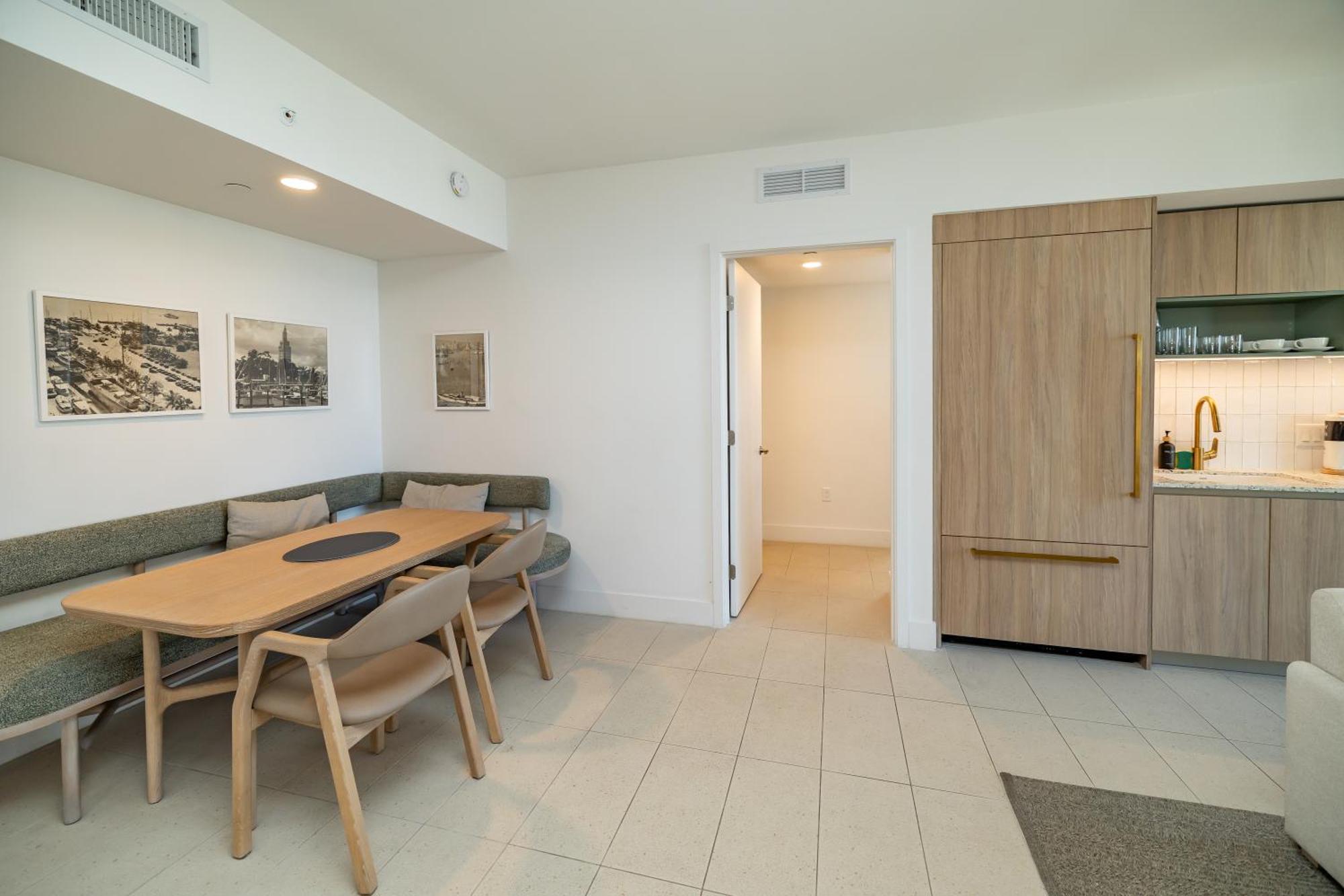 Stunning 2 Bed 2 Bath W Balcony & Incredible Views *