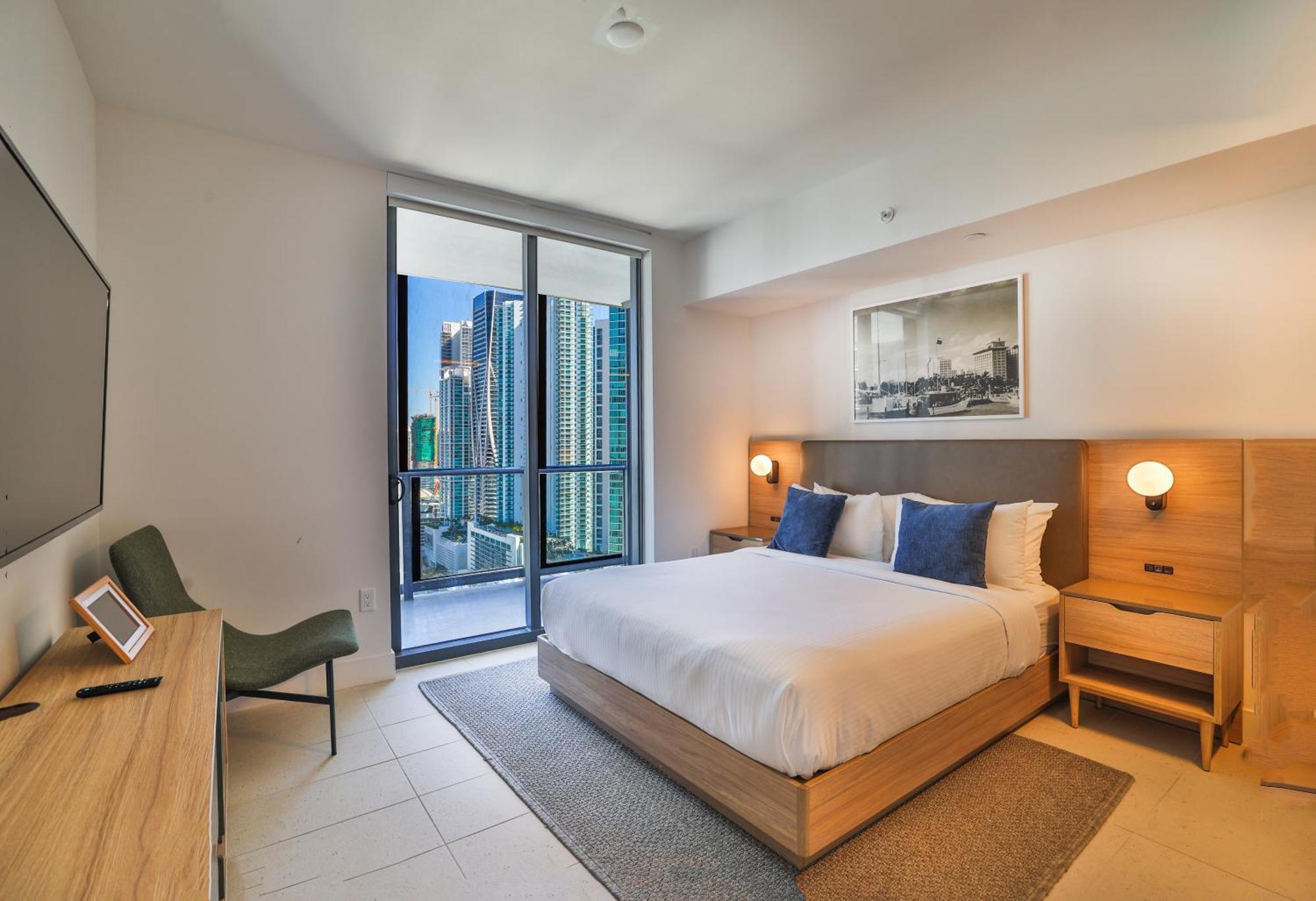 Stunning 2 Bed 2 Bath W Balcony & Incredible Views Miami
