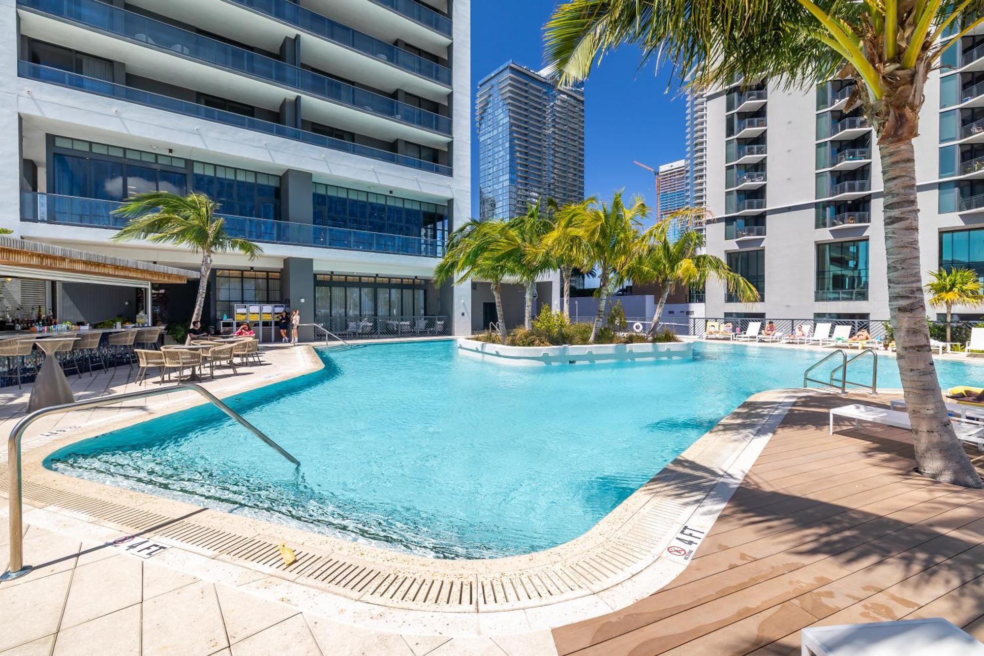 Stunning 2 Bed 2 Bath W Balcony & Incredible Views Apartment *