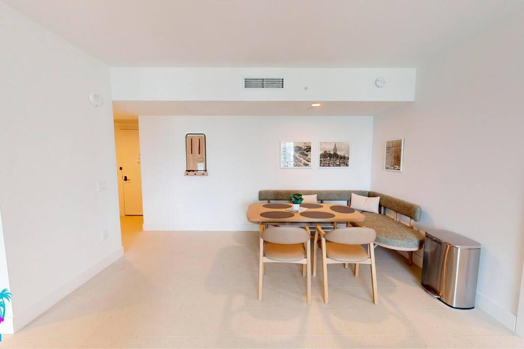 Stunning 2 Bed 2 Bath W Balcony & Incredible Views Apartamento *