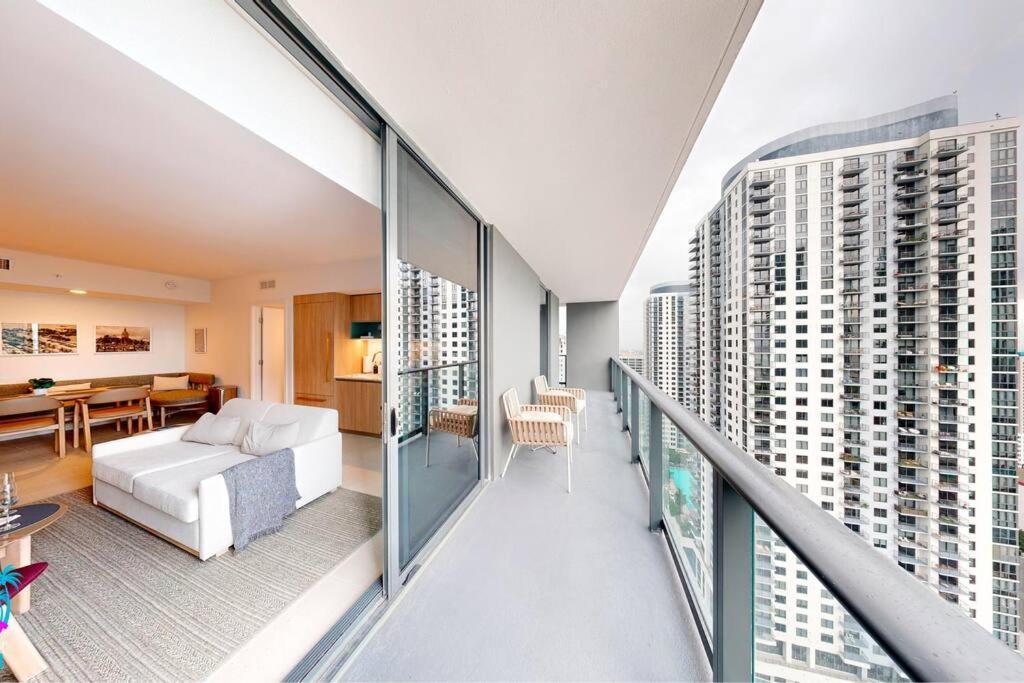 Stunning 2 Bed 2 Bath W Balcony & Incredible Views Apartamento
